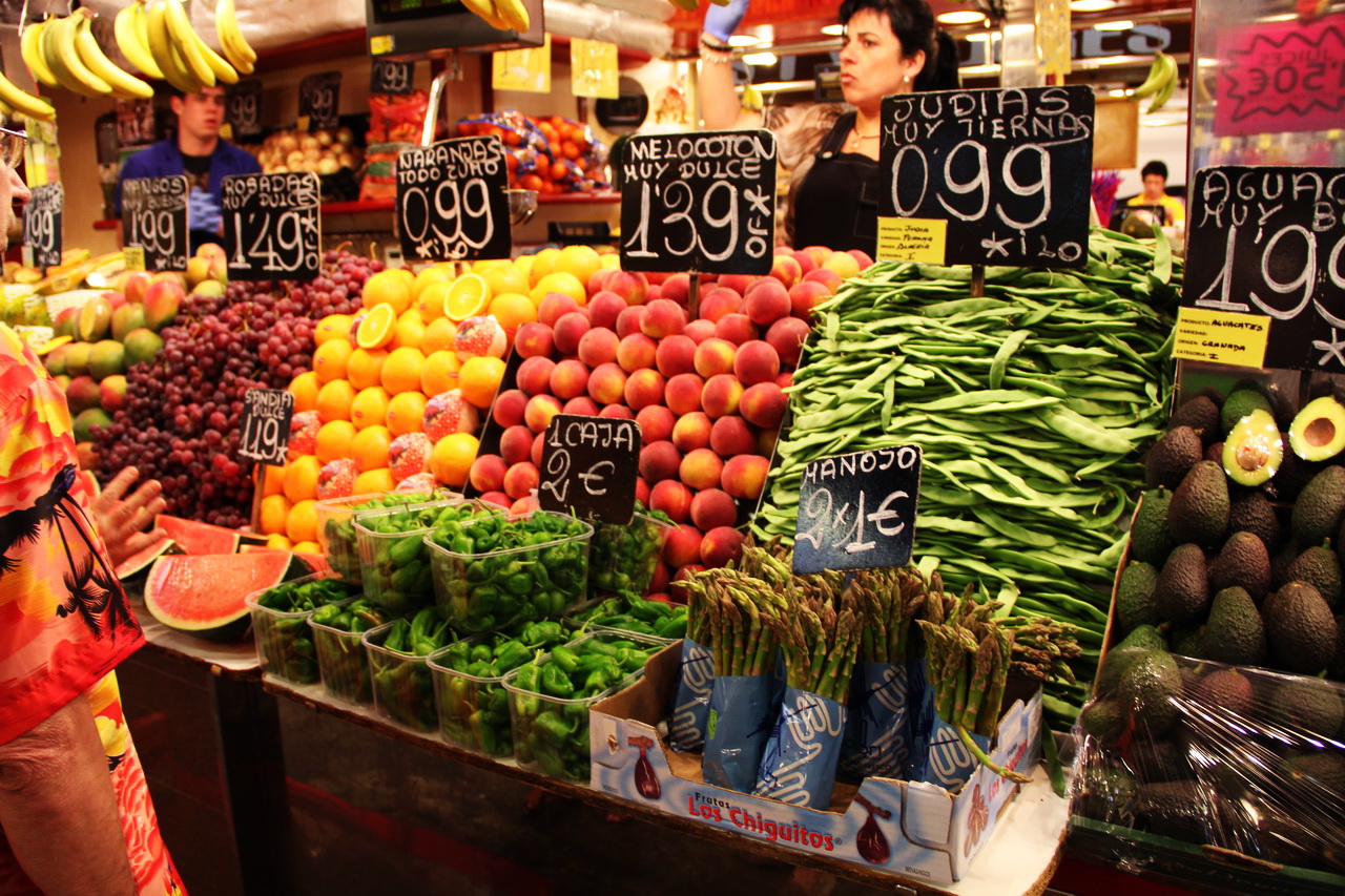 Рынок витрины. Выкладка овощей и фруктов на рынке. Фрукты на рынке. Прилавок с овощами и фруктами. Фруктовый рынок.