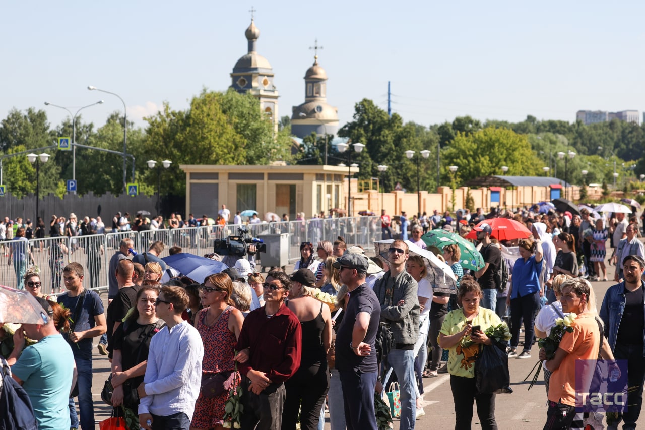 Площадь прощанья. Москва люди. Люди в очереди. Очередь на мероприятие. Сотни людей простились с Шатуновым.
