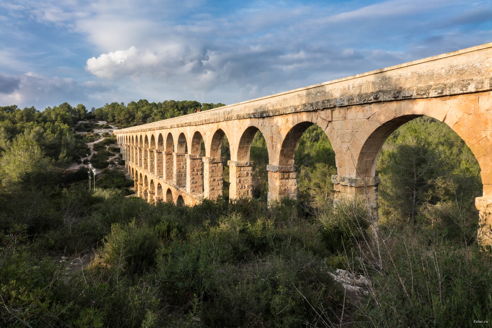 Римский водопровод. Акведук Таррагона. Акведук чертов мост Испания. Акведук в Риме. Римский акведук в Таррагоне.